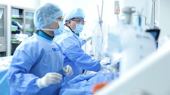 Thay van tim cho cụ ông suy thận - Báo TinVina