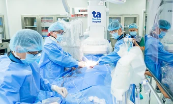 Thay van tim qua ống thông cho cụ bà phòng đột tử - Báo TinVina