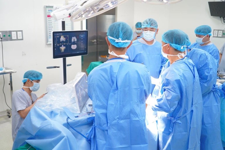 Thêm một bệnh viện tại Hà Nội đưa robot vào phẫu thuật thay khớp gối toàn phần Thêm một bệnh viện tại Hà Nội đưa robot vào phẫu thuật thay khớp gối toàn phần