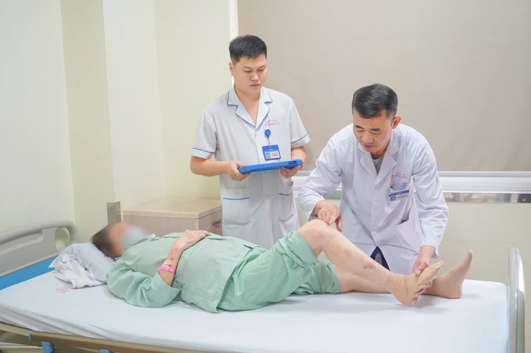 Thêm một bệnh viện tại Hà Nội đưa robot vào phẫu thuật thay khớp gối toàn phần Thêm một bệnh viện tại Hà Nội đưa robot vào phẫu thuật thay khớp gối toàn phần