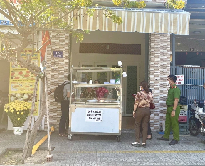 Thêm nhiều người nhập viện sau khi ăn bánh mì "không tên" ở TPHCM Thêm nhiều người nhập viện sau khi ăn bánh mì "không tên" ở TPHCM