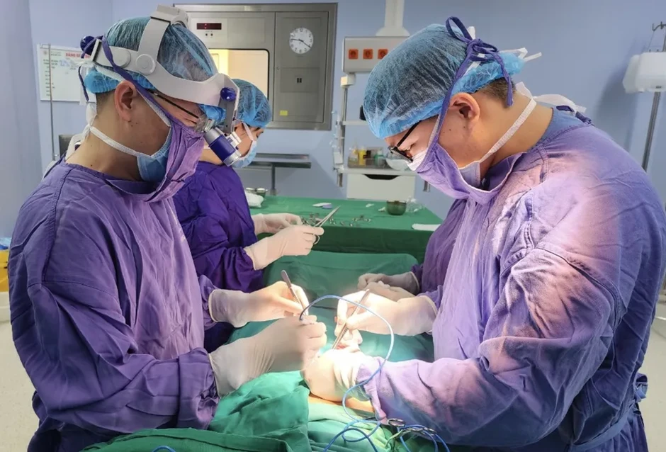 Thiếu niên 14 tuổi được tháo xoắn tinh hoàn sau 19 phút nhập viện Thiếu niên 14 tuổi được tháo xoắn tinh hoàn sau 19 phút nhập viện