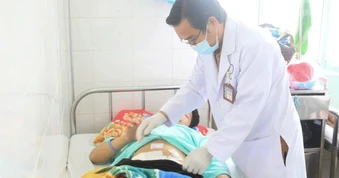 Thiếu niên 15 tuổi nhập viện sau trò đùa đưa vòi khí nén vào hậu môn