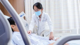 Thiếu niên 15 tuổi thiếu máu do viêm dạ dày mạn tính - Báo TinVina