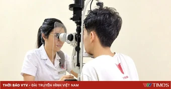 Thiếu niên bị dập nhãn cầu vì bóng đập vào mắt