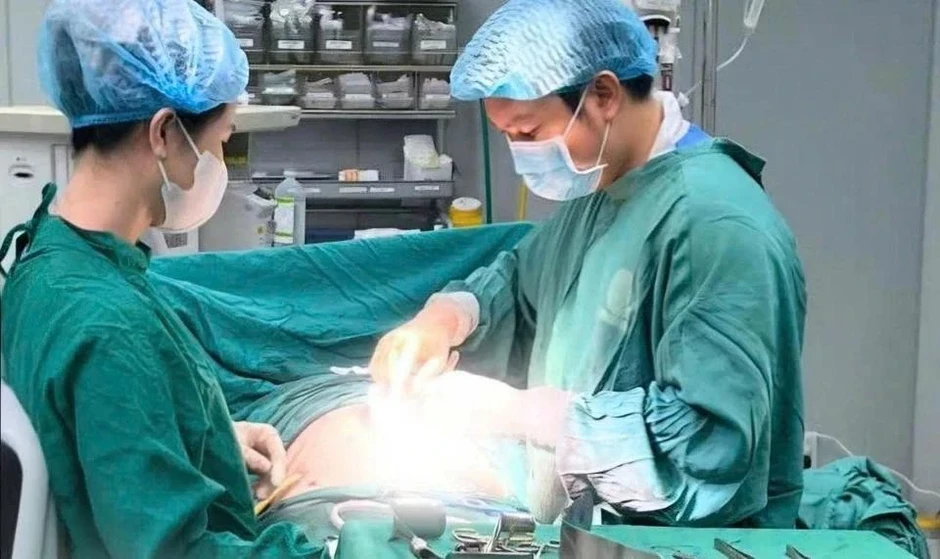 Thiếu nữ 17 tuổi nhập viện với 3 vết thương đâm thấu bụng nguy kịch Thiếu nữ 17 tuổi nhập viện với 3 vết thương đâm thấu bụng nguy kịch