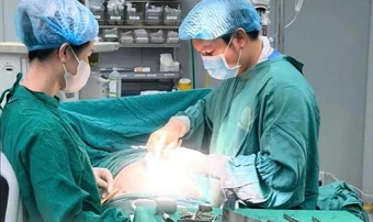 Thiếu nữ 17 tuổi nhập viện với 3 vết thương đâm thấu bụng nguy kịch