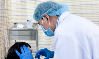 Thiếu nữ rụng tóc sau nhiều tháng stress - Báo TinVina