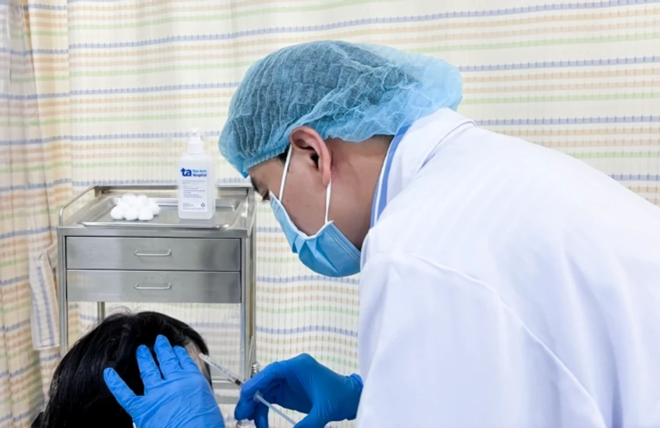 Thiếu nữ rụng tóc sau nhiều tháng stress - Báo TinVina Thiếu nữ rụng tóc sau nhiều tháng stress - Báo TinVina