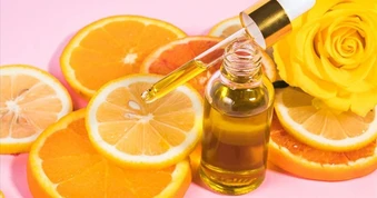 Thoa serum vitamin C buổi sáng có giúp chống nắng?