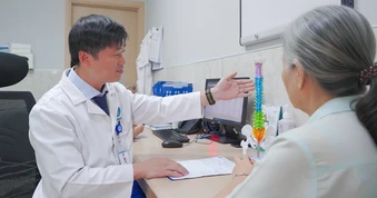 Thoát cảnh ngồi xe lăn sau 3 ngày phẫu thuật cột sống
