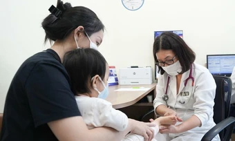 Thổi nguội thức ăn có lây bệnh tay chân miệng cho trẻ không? - Báo TinVina