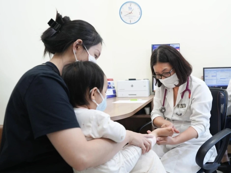 Thổi nguội thức ăn có lây bệnh tay chân miệng cho trẻ không? - Báo TinVina Thổi nguội thức ăn có lây bệnh tay chân miệng cho trẻ không? - Báo TinVina