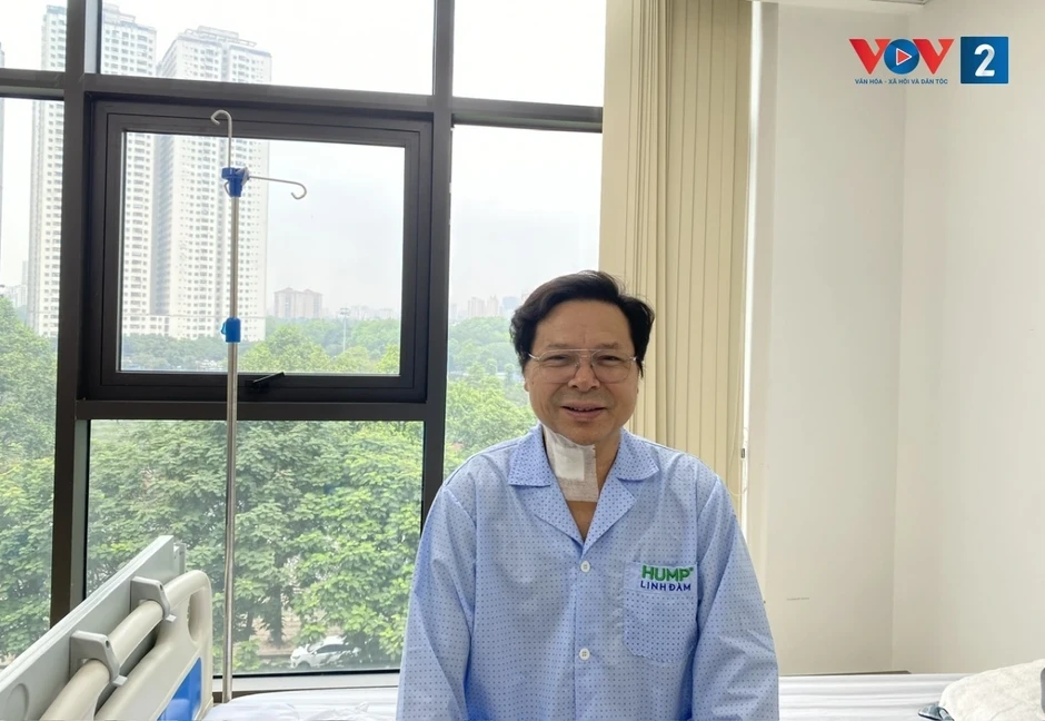 Thói quen cúi đầu kéo dài và những hệ lụy Thói quen cúi đầu kéo dài và những hệ lụy