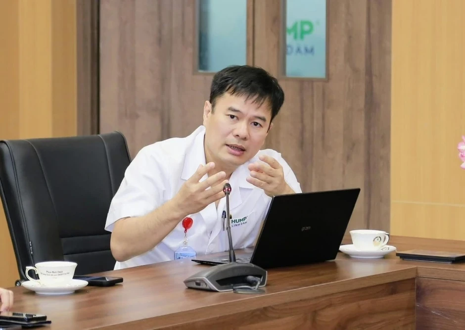 Thói quen cúi đầu kéo dài và những hệ lụy Thói quen cúi đầu kéo dài và những hệ lụy
