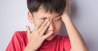 Thói quen dụi mắt tưởng vô hại nhưng có thể phá hỏng thị lực