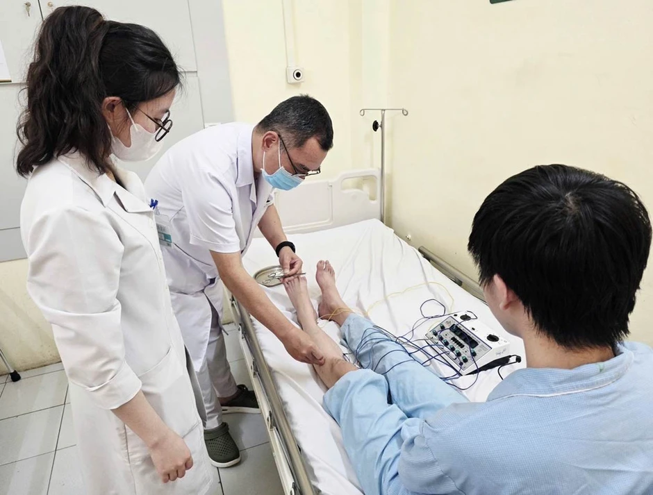 Thói quen nhiều người mắc khiến nam sinh suýt mất khả năng đi lại