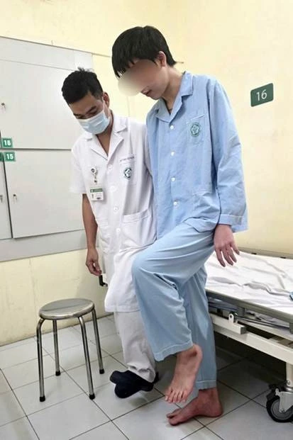 Thói quen nhiều người mắc khiến nam sinh suýt mất khả năng đi lại