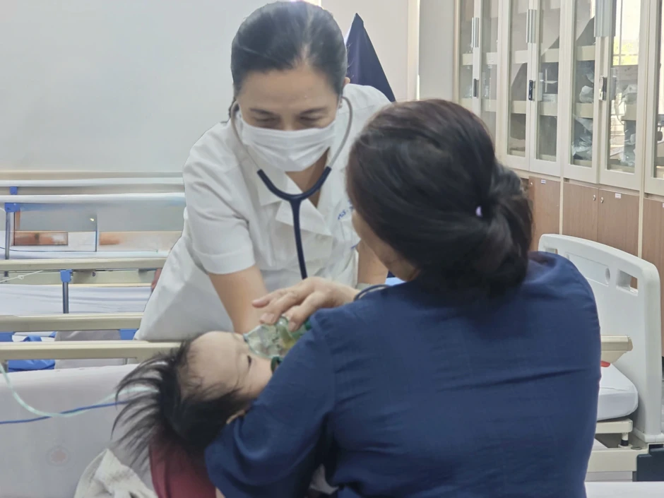 Thói quen ôm hôn trẻ sơ sinh khiến trẻ đối mặt với nguy hiểm Thói quen ôm hôn trẻ sơ sinh khiến trẻ đối mặt với nguy hiểm