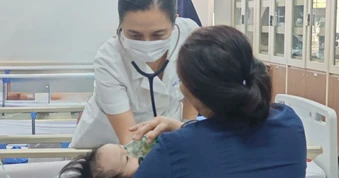 Thói quen ôm hôn trẻ sơ sinh khiến trẻ đối mặt với nguy hiểm