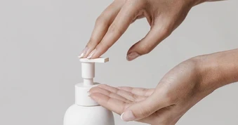 Thu hồi 2 lô dung dịch vệ sinh phụ nữ Rolux AF do là hàng giả