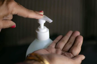 Thu hồi nước rửa tay có công thức không đúng công bố