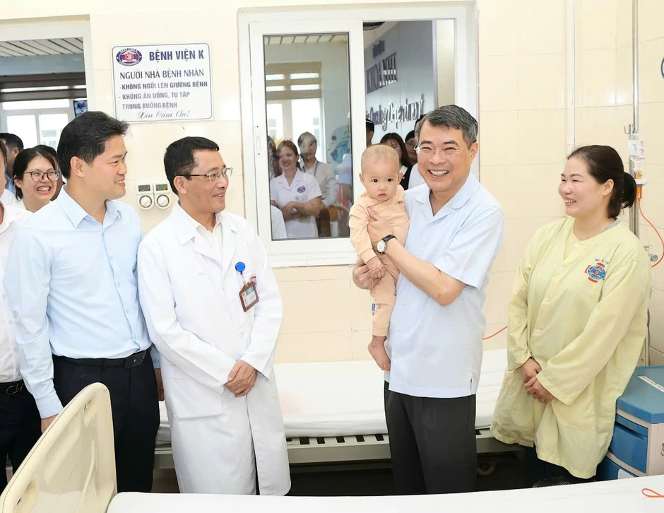 Thủ tướng Lê Minh Hưng đến thăm bệnh nhi tại Bệnh viện K Thủ tướng Lê Minh Hưng đến thăm bệnh nhi tại Bệnh viện K