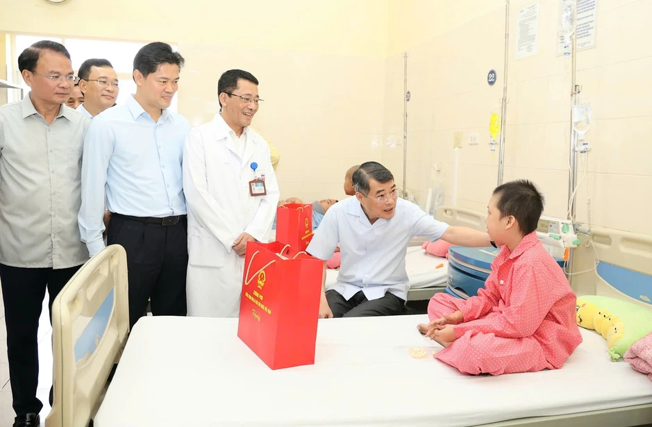 Thủ tướng Lê Minh Hưng đến thăm bệnh nhi tại Bệnh viện K Thủ tướng Lê Minh Hưng đến thăm bệnh nhi tại Bệnh viện K