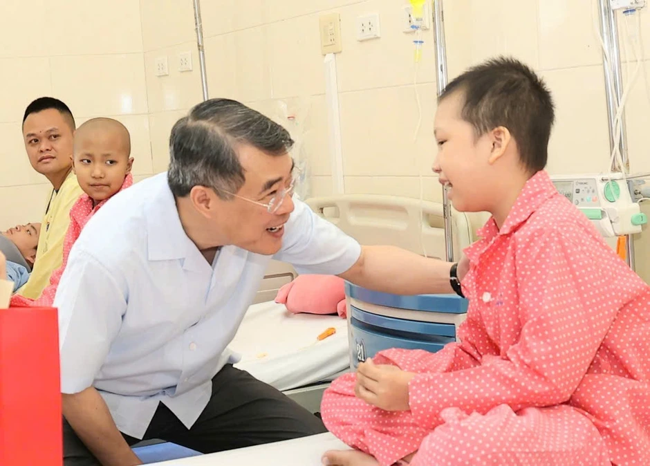 Thủ tướng Lê Minh Hưng đến thăm bệnh nhi tại Bệnh viện K Thủ tướng Lê Minh Hưng đến thăm bệnh nhi tại Bệnh viện K