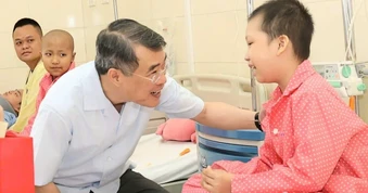 Thủ tướng Lê Minh Hưng đến thăm bệnh nhi tại Bệnh viện K