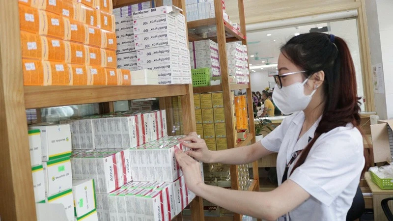 Thực hiện niêm yết công khai, đầy đủ, rõ ràng giá dịch vụ khám bệnh, chữa bệnh, giá thuốc