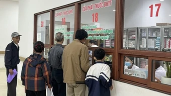 Thực hiện niêm yết công khai, đầy đủ, rõ ràng giá dịch vụ khám bệnh, chữa bệnh, giá thuốc