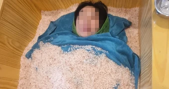 Thực hư việc "vùi mình vào cát nóng" giảm cân, 45 phút mất 6cm vòng bụng?