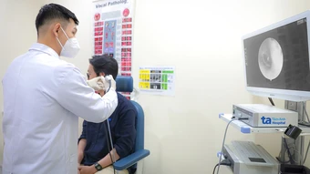 Thủng màng nhĩ có gây điếc vĩnh viễn? - Báo TinVina