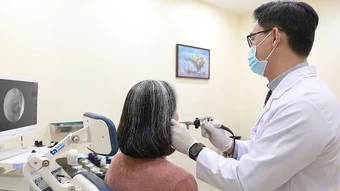 Thủng màng nhĩ khi máy bay hạ cánh - Báo TinVina