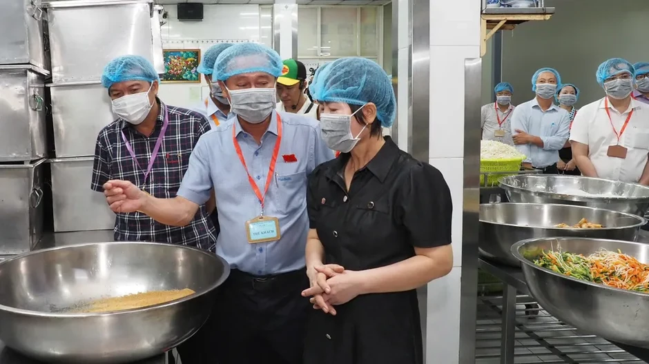 Thường trực HĐND TPHCM khảo sát ATTP công ty cung ứng suất ăn trường học Thường trực HĐND TPHCM khảo sát ATTP công ty cung ứng suất ăn trường học