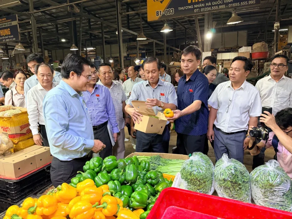 Thường trực HĐND TPHCM khảo sát ATTP tại chợ đầu mối Bình Điền Thường trực HĐND TPHCM khảo sát ATTP tại chợ đầu mối Bình Điền