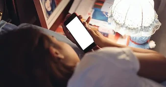 Thường xuyên dùng điện thoại trước giờ ngủ? Đây là 5 hậu quả mà ai cũng nên biết