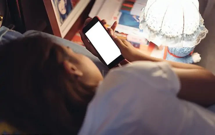 Thường xuyên dùng điện thoại trước giờ ngủ? Đây là 5 hậu quả mà ai cũng nên biết Thường xuyên dùng điện thoại trước giờ ngủ? Đây là 5 hậu quả mà ai cũng nên biết