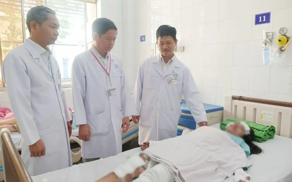 Tích cực cứu chữa nạn nhân vụ cháy xe khách tại Đồng Nai Tích cực cứu chữa nạn nhân vụ cháy xe khách tại Đồng Nai