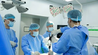 Tích hợp robot và định vị 3D, nâng cao hiệu quả phẫu thuật cột sống