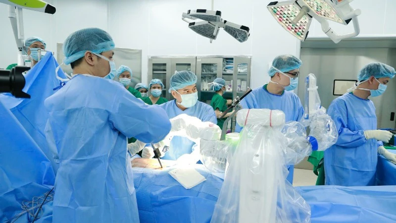 Tích hợp robot và định vị 3D, nâng cao hiệu quả phẫu thuật cột sống Tích hợp robot và định vị 3D, nâng cao hiệu quả phẫu thuật cột sống