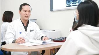 Tiêm phong bế thần kinh chữa thoát vị đĩa đệm thế nào - Báo TinVina