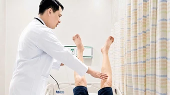 Tiêm thuốc tiêu sợi huyết kịp thời cứu cụ ông đột quỵ - Báo TinVina