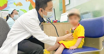 Tiêm vắc xin não mô cầu cho trẻ: Phụ huynh không nên hoang mang