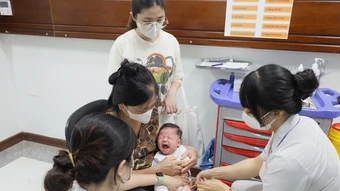 Tiêm vaccine đủ liều, đúng lịch giúp tạo miễn dịch cộng đồng để phòng các bệnh truyền nhiễm