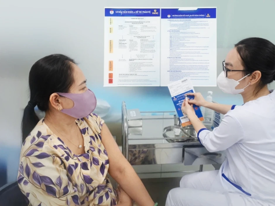 Tiêm vaccine vì sợ nhiễm virus gây dại - Báo TinVina