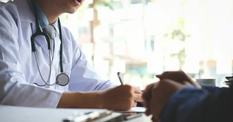 Tiểu buốt, chàng trai phát hiện mắc bệnh lậu sau lần quan hệ với bạn gái