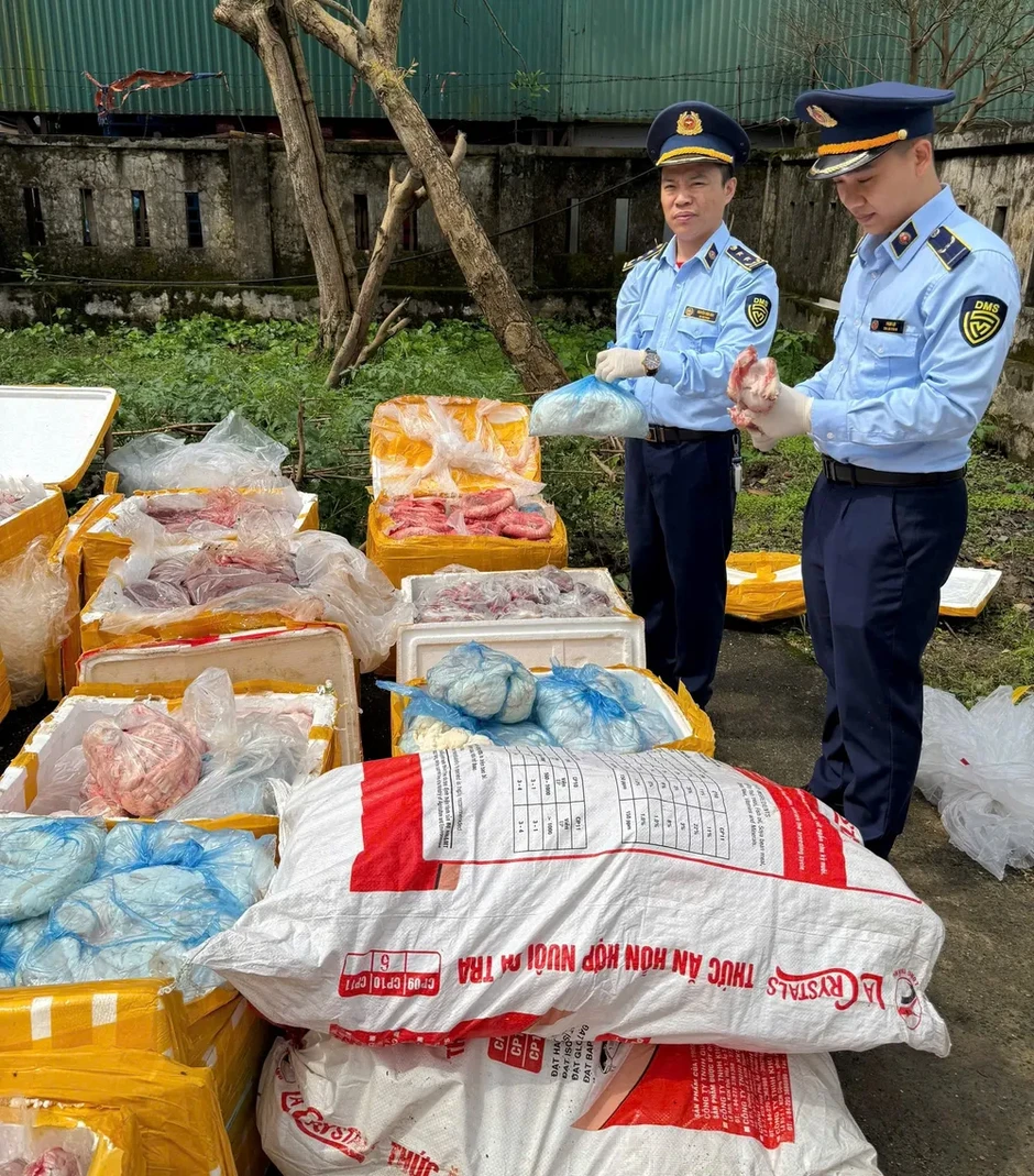 Tiêu hủy hơn 2,6 tấn nội tạng, xương động vật không rõ nguồn gốc Tiêu hủy hơn 2,6 tấn nội tạng, xương động vật không rõ nguồn gốc