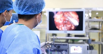 Tiểu máu kéo dài, người đàn ông phát hiện khối u thận 7cm